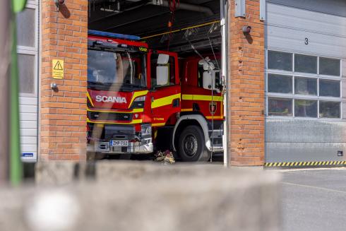 Två brandbilar i brandstationens garage.