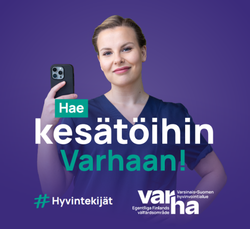 Sairaanhoitaja puhelin kädessä.