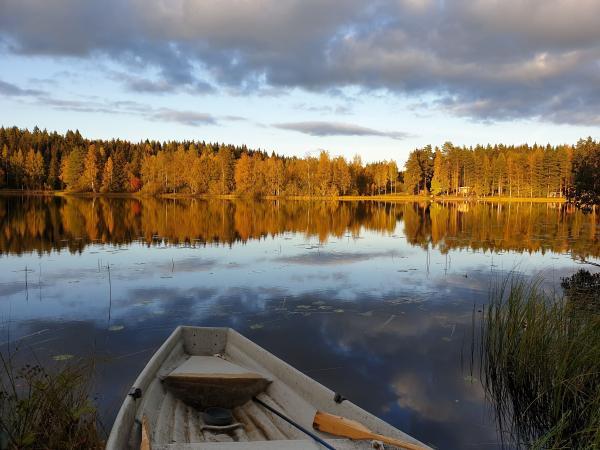 Vene veden ääressä ilta-auringossa.